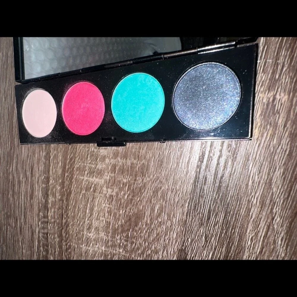 MAC cosmetics Hello Kitty Too‎ Dolly Eye Shadow x4 Palette Pink Teal Blue Sanrio